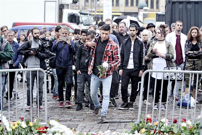Perjantaina Ahmad Hosseini, 18, juoksi veitsimiehen perässä koko matkan Kauppatorilta Puutorille yrittäen estää veriteot.  Lauantaina hän saapui ystäviensä kanssa veritekojen näyttämölle laskemaan kukan ihmisoikeuksien puolesta ja uhrien muistoksi. Loukkaantuneita auttaneen nuorukaisen vaatteissa oli yhä uhrien verta, sillä hän ei ollut ehtinyt käydä kotona vaihtamassa vaatteitaan.