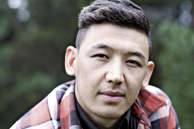 Afganistanilaissyntyinen Ahmad Hosseini tuli Suomeen vuonna 2015 pakolaisena.